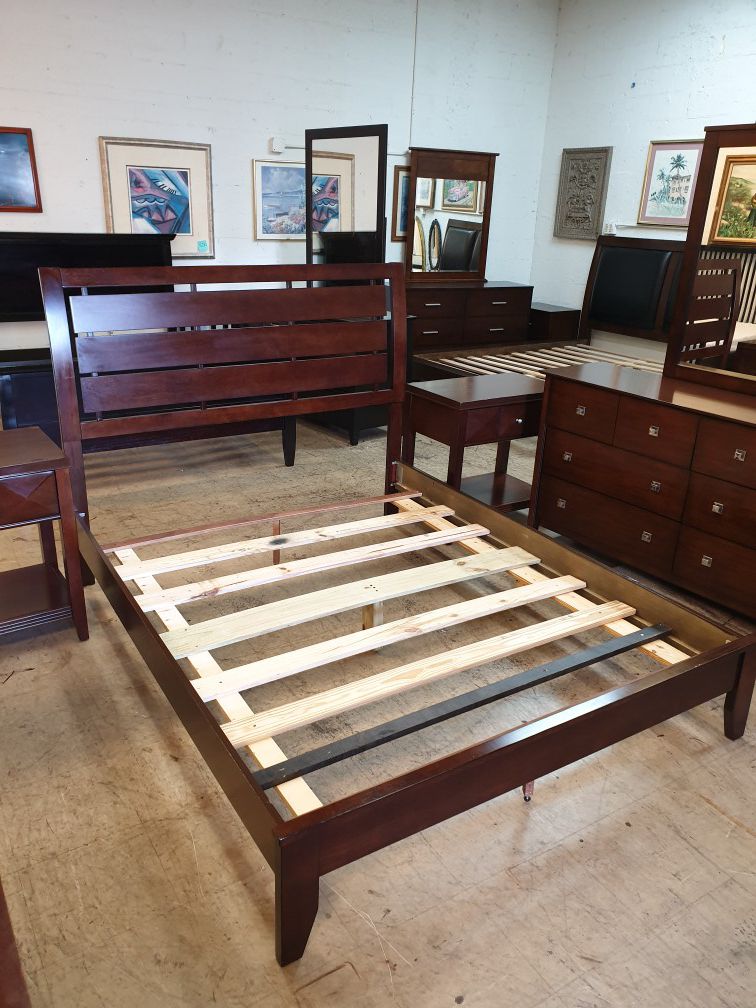 Queen size bedroom set real wood in excellent condition
