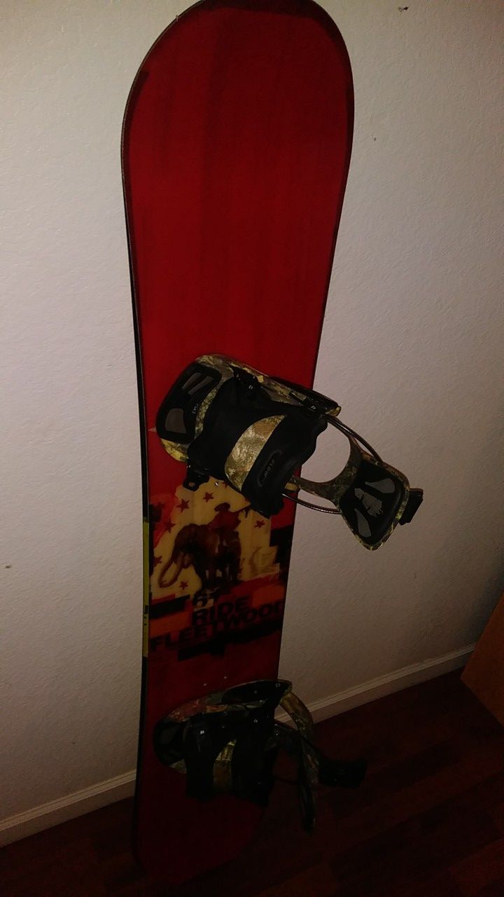 Ride Fleetwood wide snowboard with Flow bindings