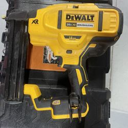 Dewalt 20V MAX XR Lithium-Ion Cordless 18-Gauge Narrow Crown Stapler