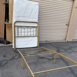 Twin Size Bed Along With Matresss 