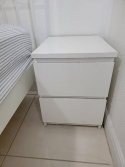 Set of 2 White Nightstand