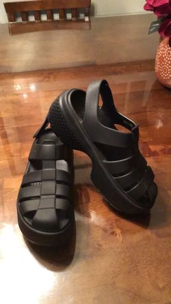 CROCS   WOMEN SIZE 8