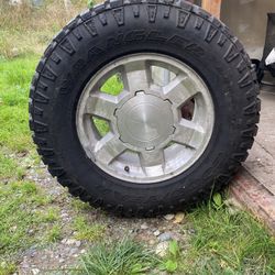 CHEVY/GMC STUDDED SNOW TIRES W/RIMS