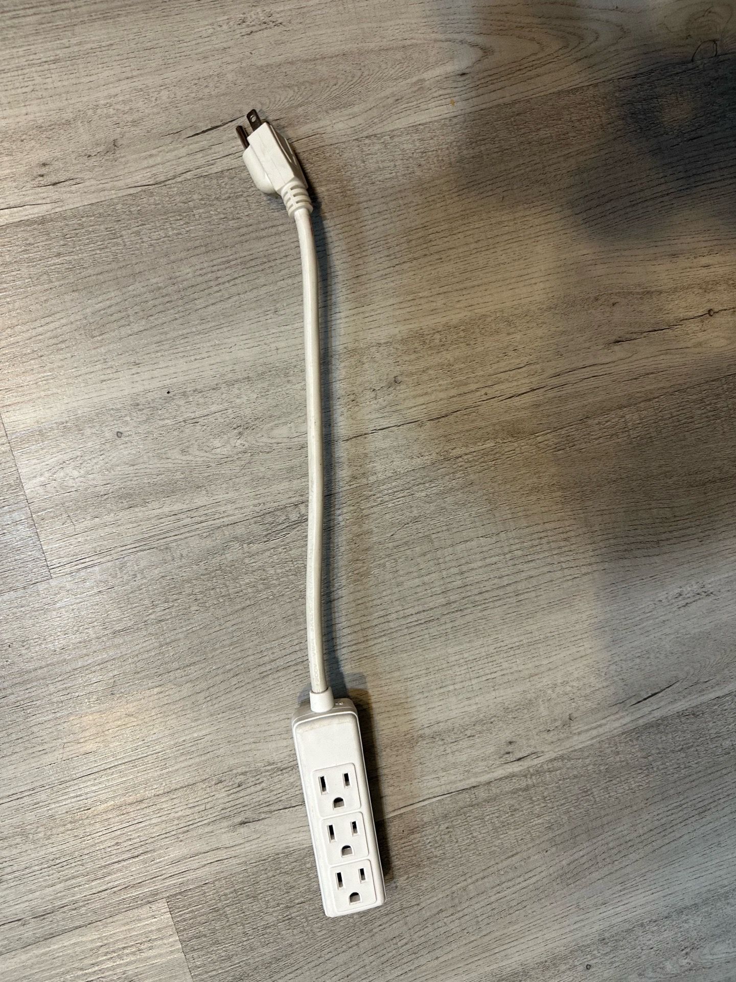 White 3-outlet grounded extension cord