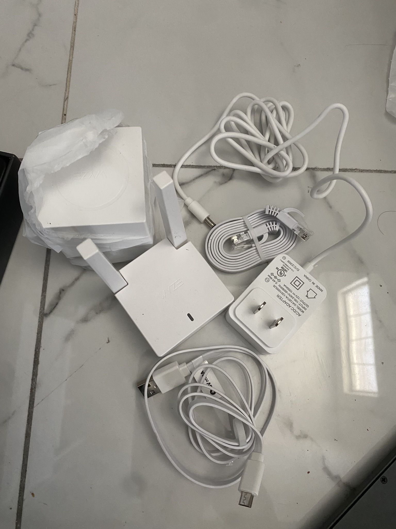 Wyze Cam Outdoor Starter Bundle v2 Base Station and 1 Cam 1080p
