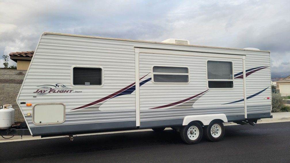 2007 Jayco jay flight Large living room slid out...... Travel trailer 