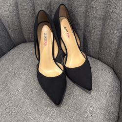 Black Pumps