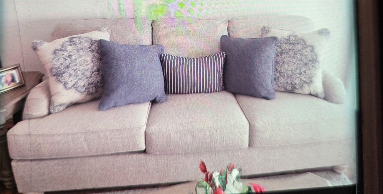 Sofa w/toss pillows