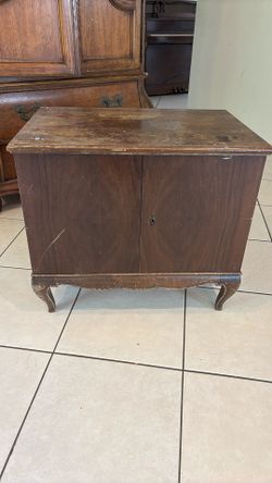 MUST GO Wooden Silver Chest