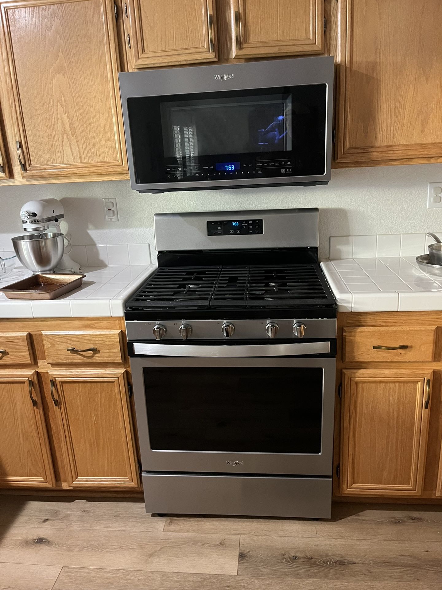 Whirlpool Gas Stove And microwav