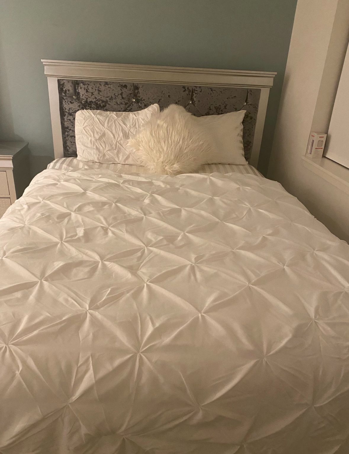 Like New Queen Silver Bedroom Set β $350 OBO