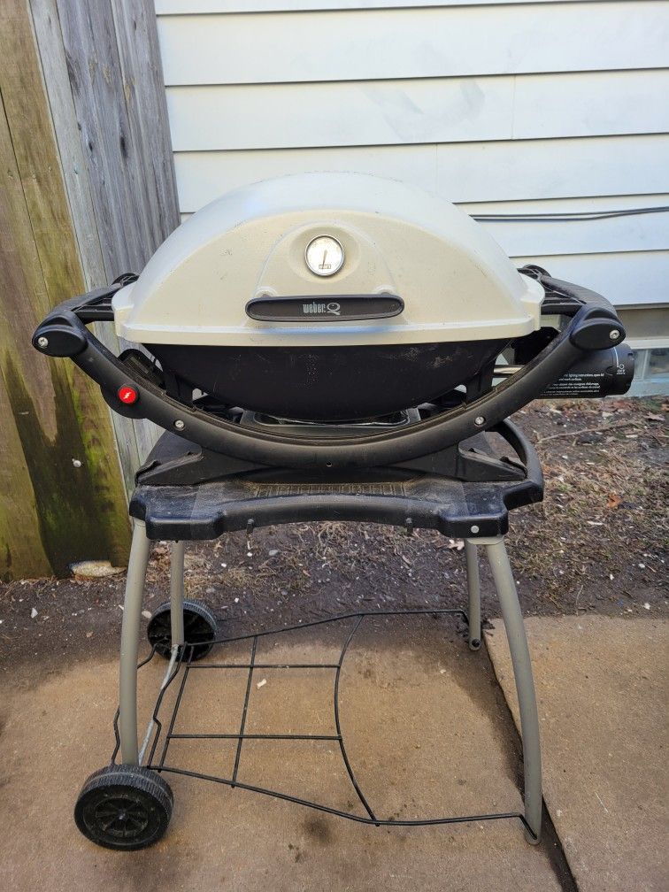 WEBER Q220 PROPANE GRILL WITH CART