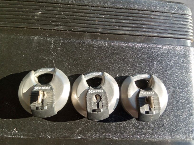 Locks 3 Master Circular Lock , 2 Keys, Great For Garage Doors