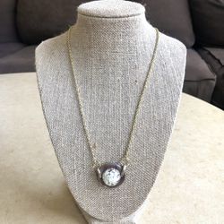 🐚 Beautiful gold tone necklace made with vintage shell charm and speckled cabochon