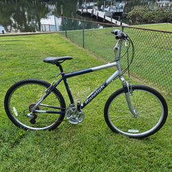 Raleigh sc40 hybrid bike. 26-in. 21 speed. 20-in frame