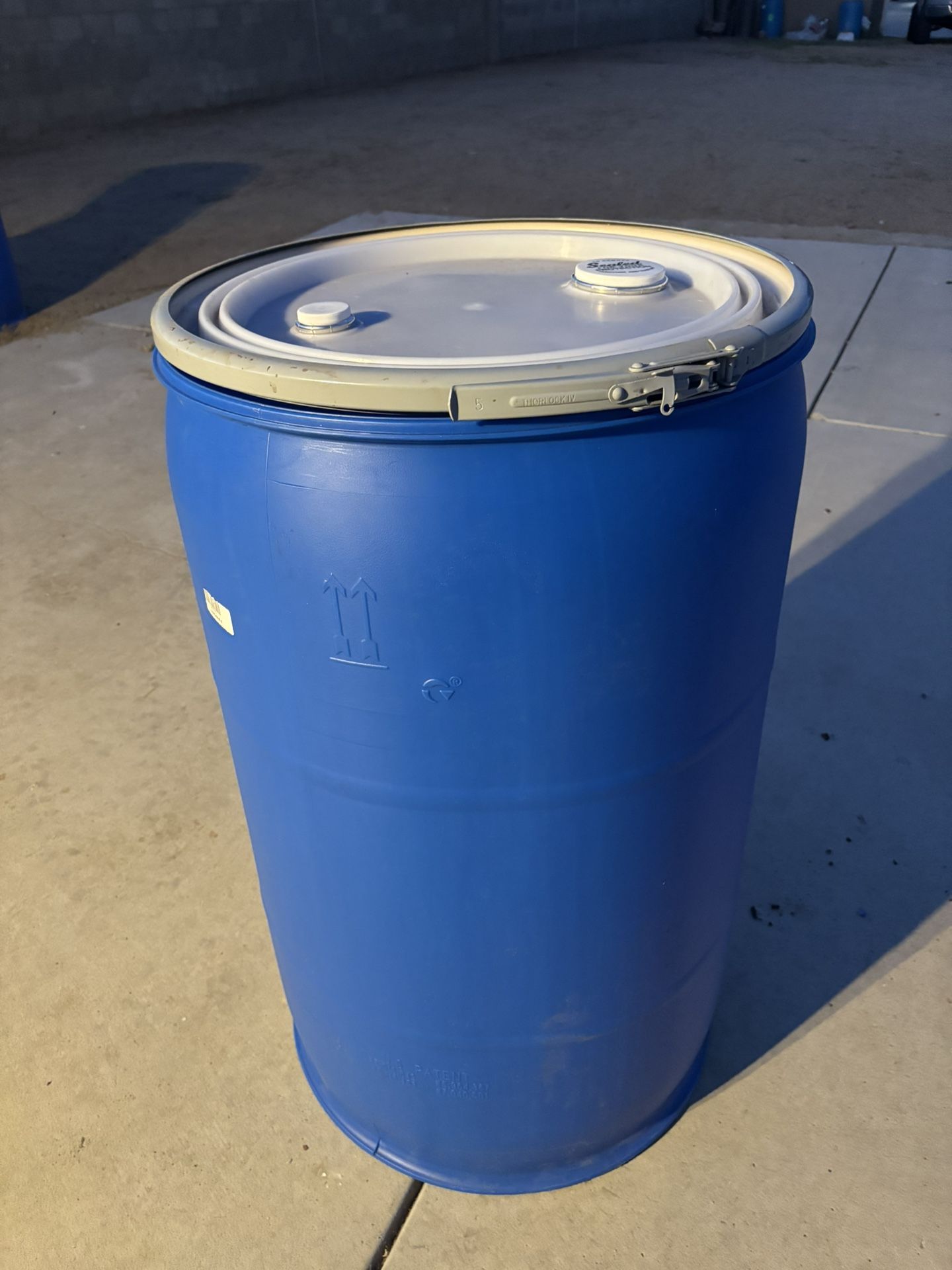 Plastic 55-gallon open-head drum