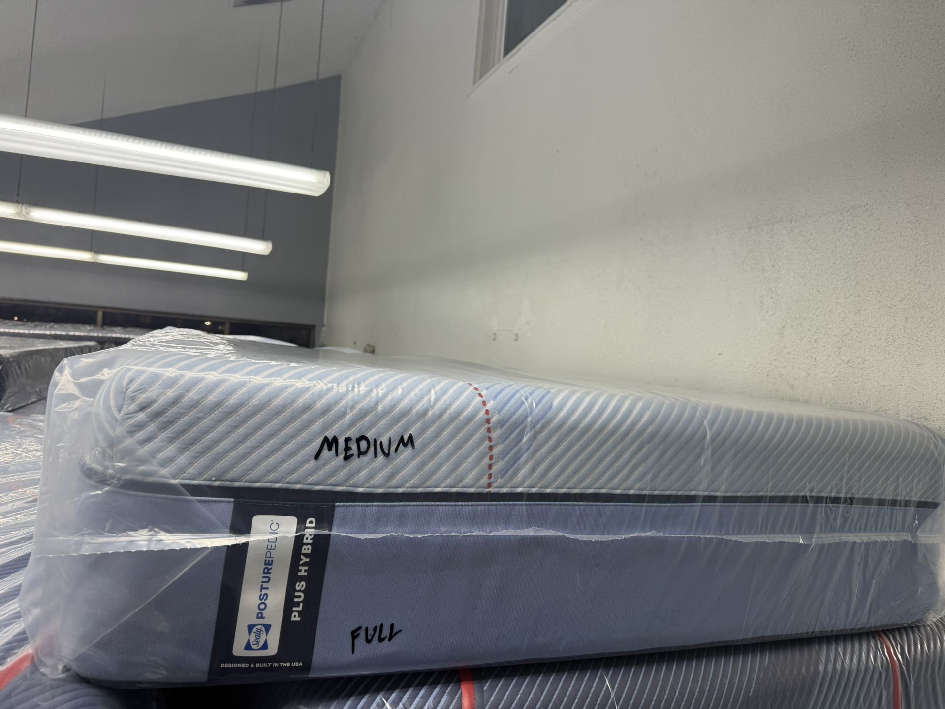 FULL SIZE SEALY POSTUREPEDIC PLUS (MEDIUM) HYBRID MATTRESS & BOX SPRING BED SET