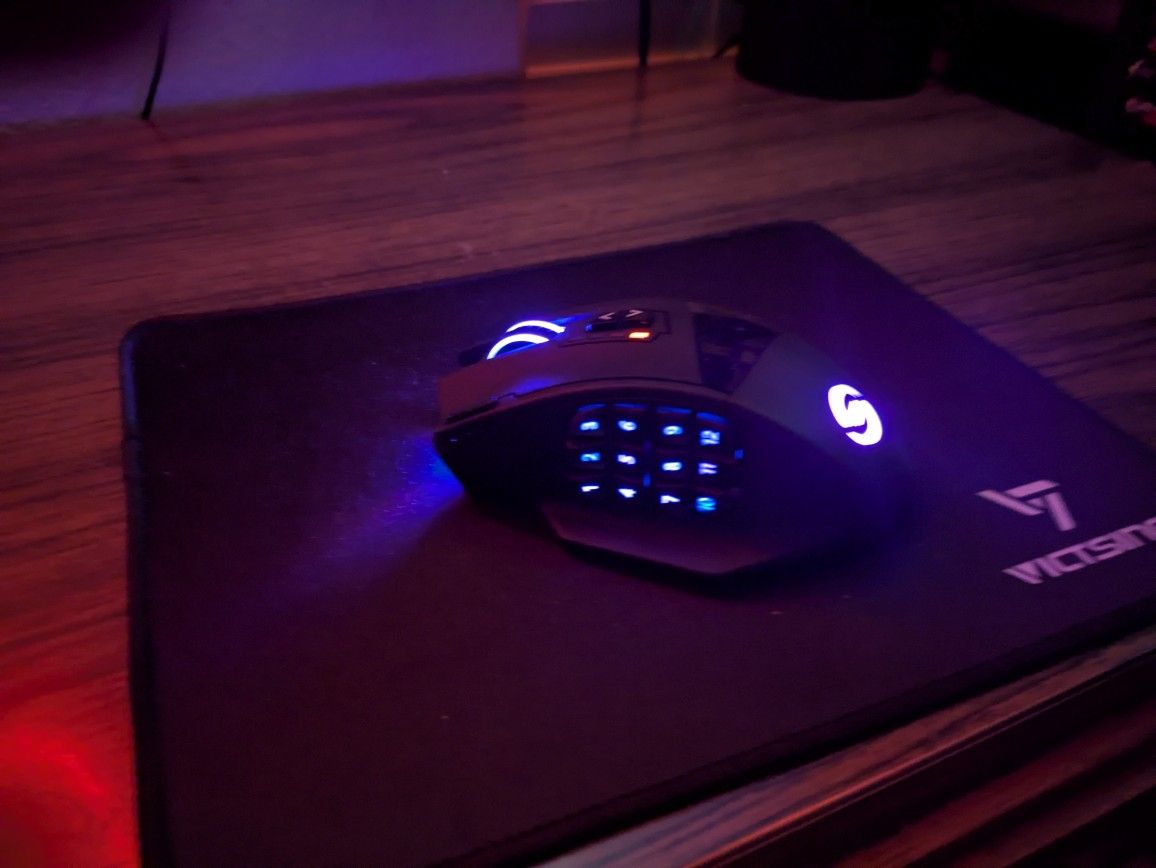 UtechSmart Venus Pro RGB Wireless MMO Gaming Mouse