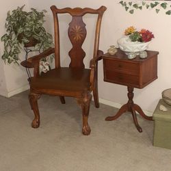 Antique Wood Chair Silla $70/mesita Claw Foot Table $60