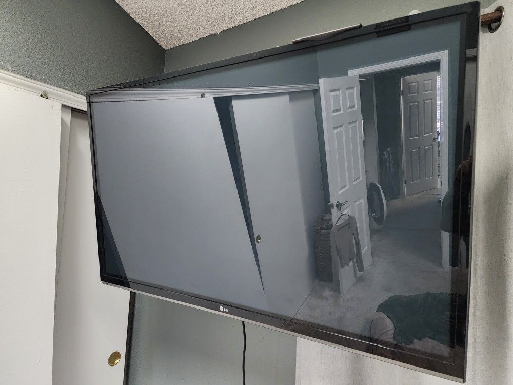 50 Inch LG plasma TV with Wall Mount