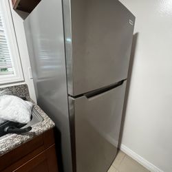 17.6 Cu. Ft. Top Freezer Refrigerator with a Fingerprint-Resistant Stainless Steel look
