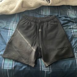 black essential shorts 