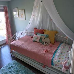White wrought iron twin day bed with trundle