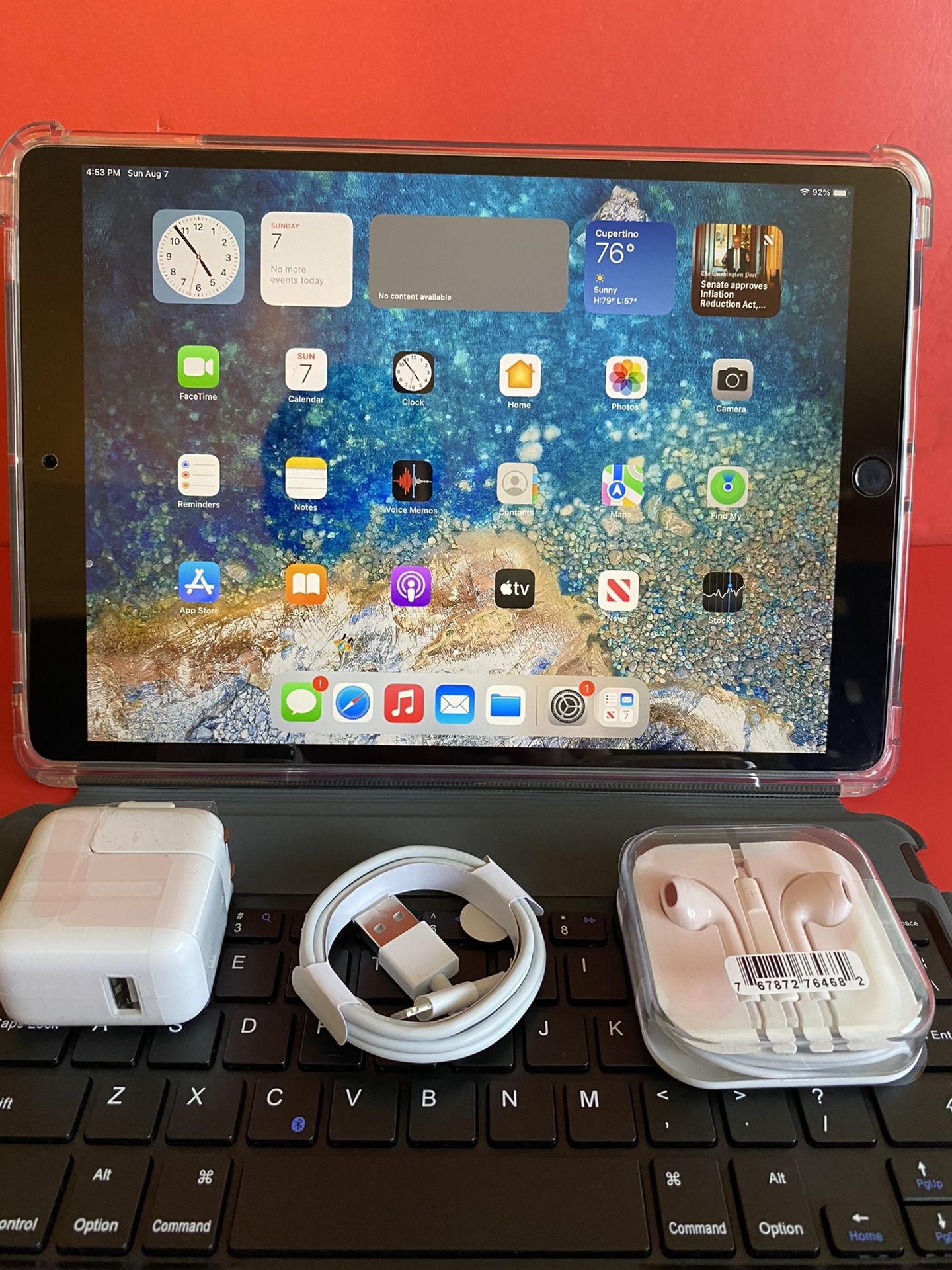 256GB Apple IPad Pro 10.5” (Retina /latest iOS 15/ Touch ID) with keyboard & Accessories (Apple Pencil compatible)