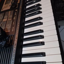 YAMAHA PIANO MODEL PSR-225. WITH ADAPTER AND STAND.....BEAUTIFUL PIANO....GOOD CONDITION