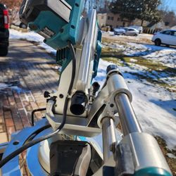 Makita LS1019L 10" Dual-Bevel Sliding Compound Miter Saw with Laser.
everything working ok ,all included miter saw stand and miter saw brakets.
nice s
