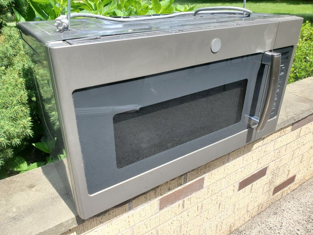 GE Undercabinet Microwave Oven