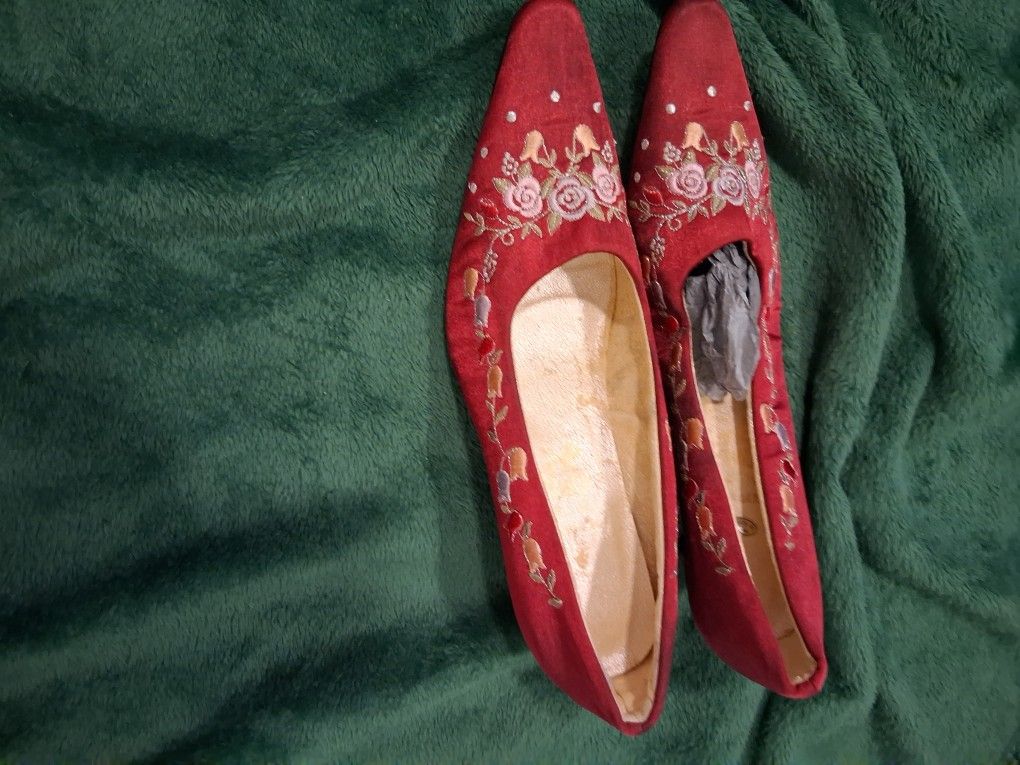 Narrow Traditional Red Kitten Heels