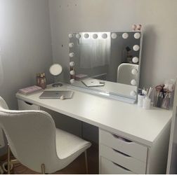 Hollywood Vanity Mirror with LED Bulbs White