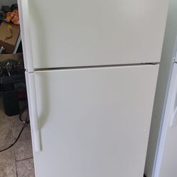 Kenmore 33” Top Freezer-Bottom Refrigerator.