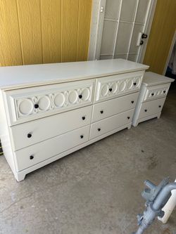 Ashley dresser set in good condition