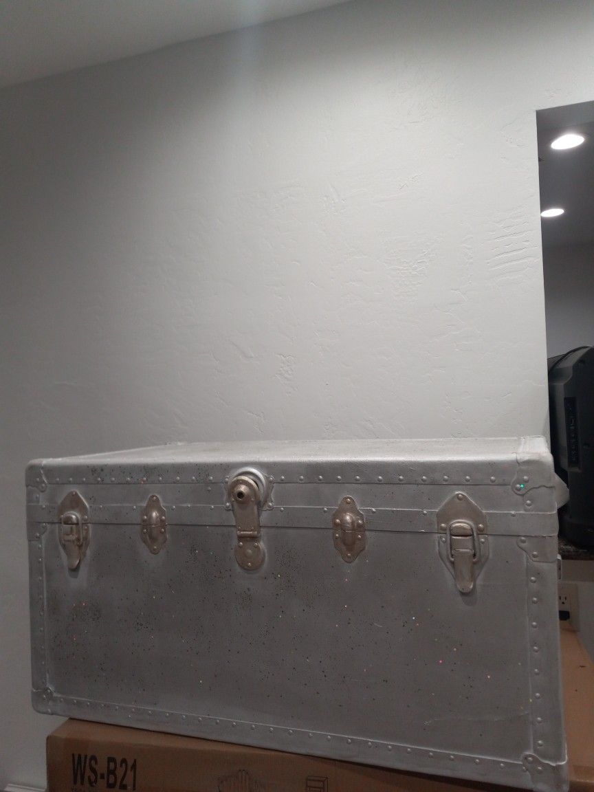 TRUNK, CHEST, DECOR