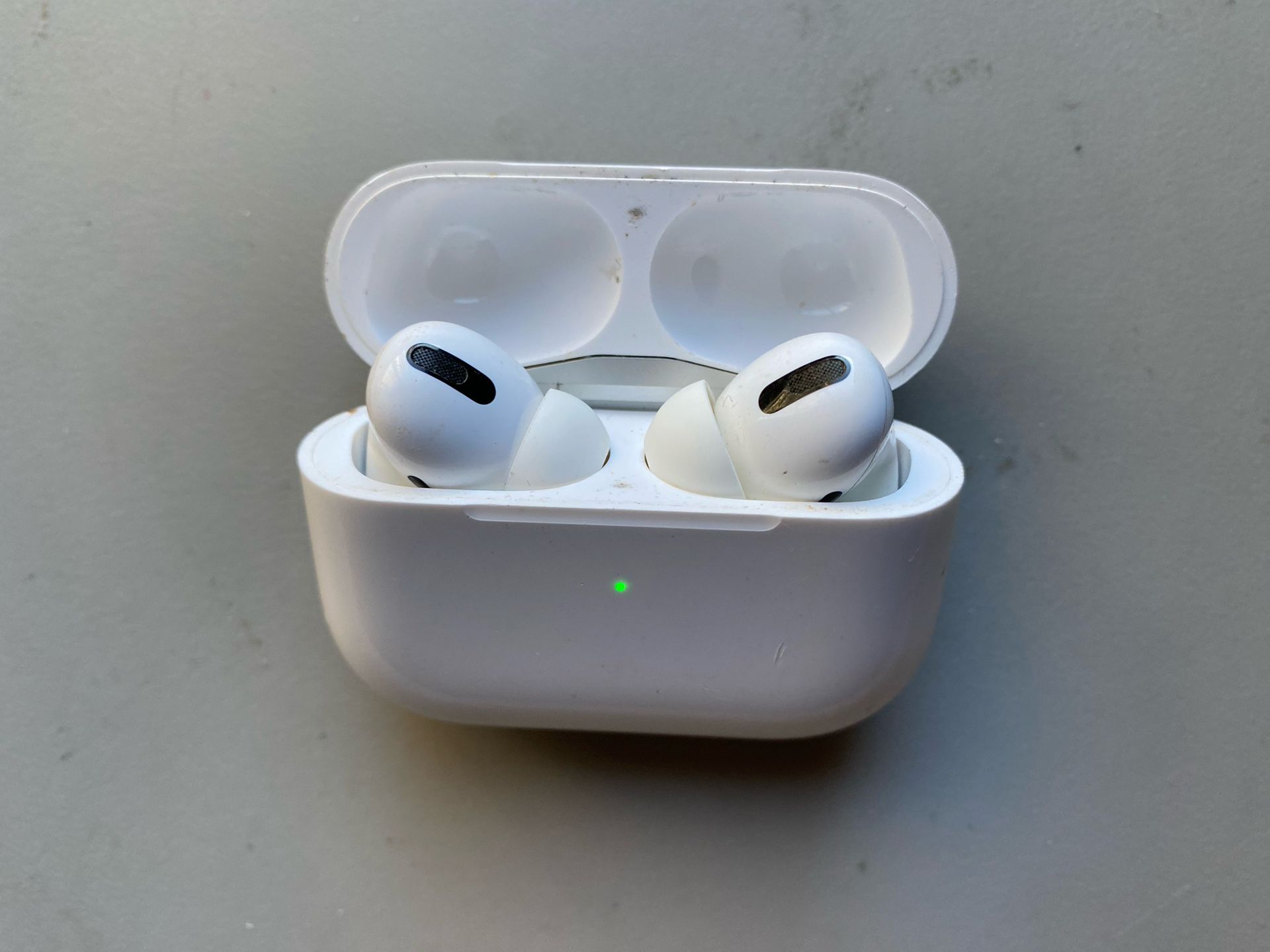 Apple AirPods Pro A2084 Wireless Earbuds ( Parts/Repair)