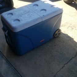 Large Rubbermaid Cooler 