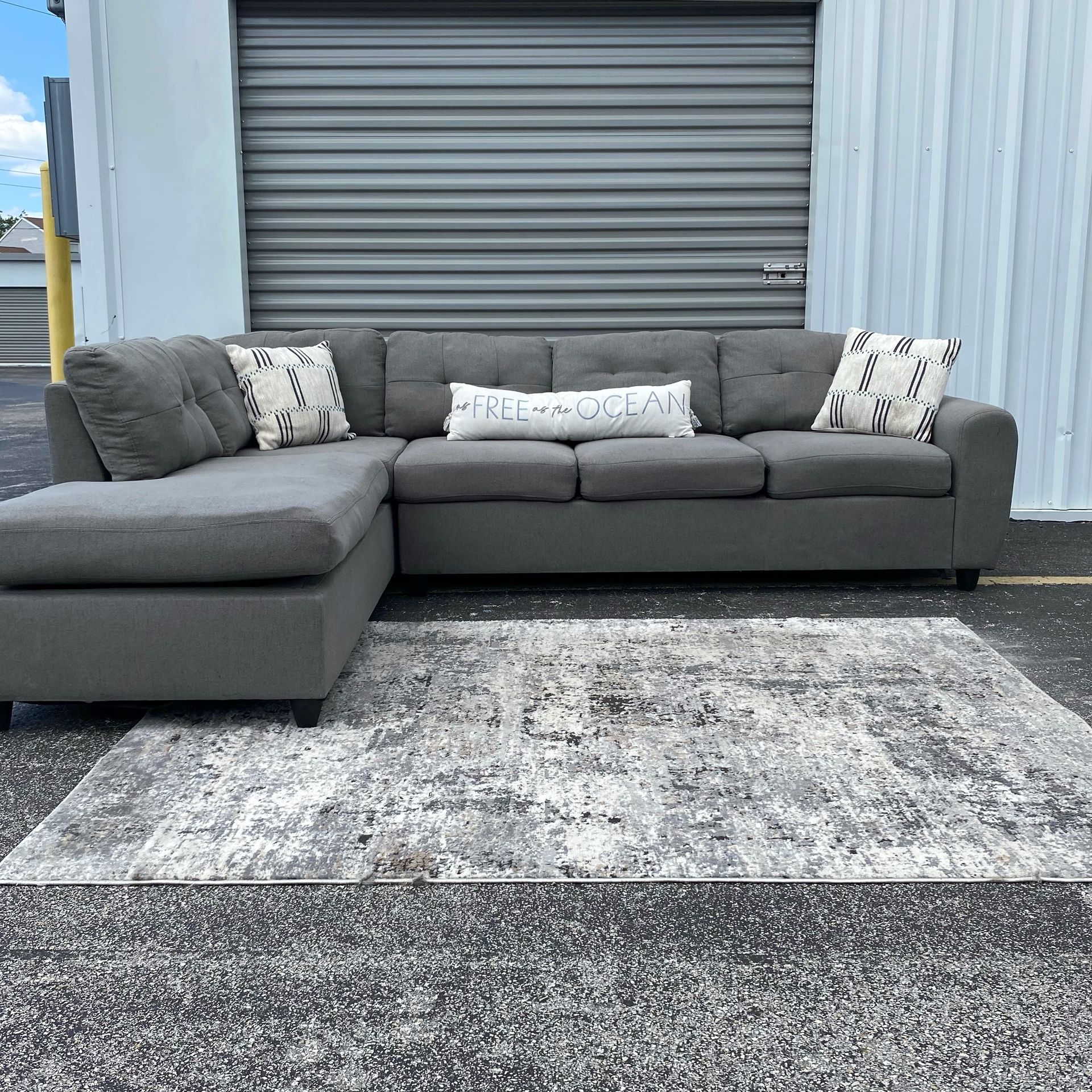 Like New Elegant Grey Sectional Couch/Sofa (Delivery Available 🚛)