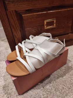 Brand New women's jelly pop lightweight white smooth Studio sandals..size 10M