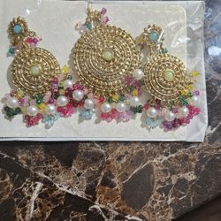 Earrings with head center piece
