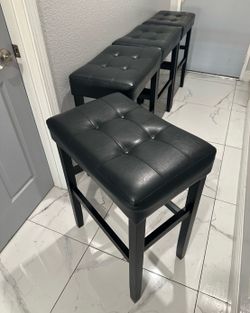 30 in Bar Height Stools Set of 4 in great condition