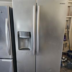 SAMSUNG STAINLESS STEEL REFRIGERATOR GOOD CONDITION EVERYTHING WORKS GOOD STILL CONECTED DELIVERY AVAILABLE FOR EXTRA FEE 