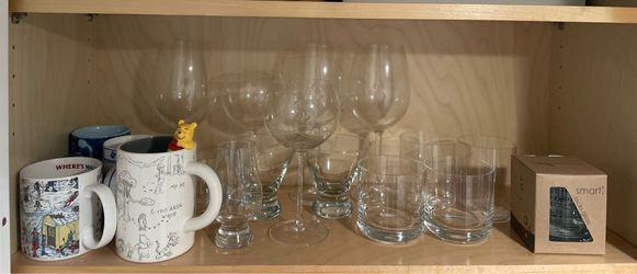 Glasses, wine glasses, martini glasses and mugs