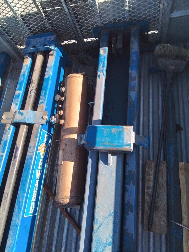 Forward Manufacturing 2 Post Hydraulic Vehicle Lift 9000lbs