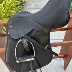 Wintec 17 1/2” All Purpose Equestrian Saddle with stand