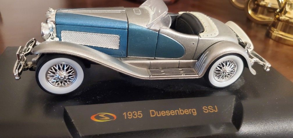 EXQUISITELY    DETAILED    COLLECTOR'S   METAL     CAR 