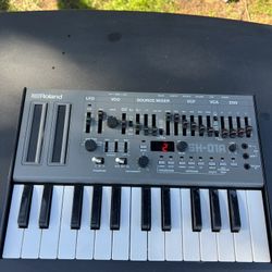Roland SH-01A Boutique Digital Synthesizer Sound Module With K-25M Mini Keyboard