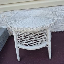 WHITE WICKER TABLE WITH SHELF UNDERNEATH/ (18 1/2 " HIGH & 20" ACROSS) OPEN TO REASONABLE OFFERS 
