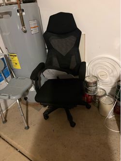 Gaming chair with foot stand
